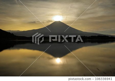Superb view of W Diamond Fuji in Natsu Fuji (Lake Tanuki) Shizuoka Prefecture 106336941