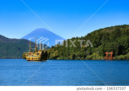 神奈川縣箱根町的蘆之湖和秋天的富士山 神奈川縣箱根町的蘆之湖和秋天的富士山 106337207