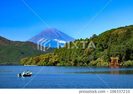 Lake Ashi and Mt. Fuji in autumn colors, Hakone Town, Kanagawa Prefecture Lake Ashi and Mt. Fuji in autumn colors, Hakone Town, Kanagawa Prefecture 106337210