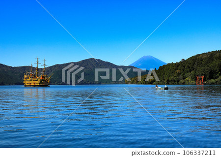 Lake Ashi and Mt. Fuji in autumn colors, Hakone Town, Kanagawa Prefecture Lake Ashi and Mt. Fuji in autumn colors, Hakone Town, Kanagawa Prefecture 106337211
