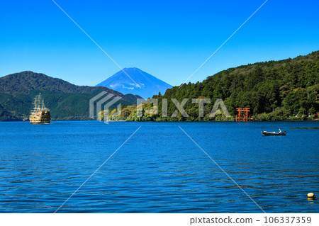 神奈川縣箱根町的蘆之湖和秋天的富士山 106337359