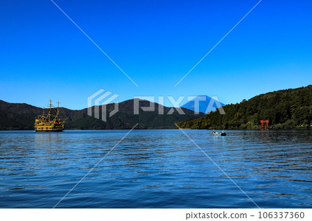 Lake Ashi and Mt. Fuji in autumn colors, Hakone Town, Kanagawa Prefecture Lake Ashi and Mt. Fuji in autumn colors, Hakone Town, Kanagawa Prefecture 106337360