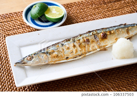 Salt-grilled saury 106337503