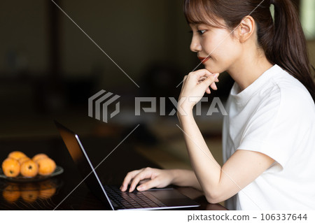 一位婦女在古老的民居中使用電腦 106337644