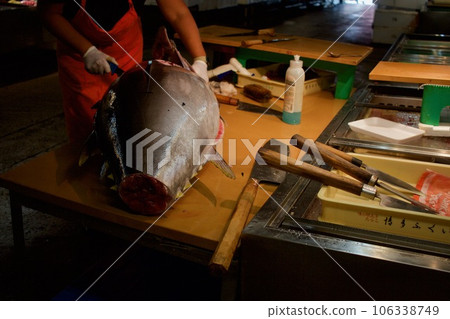 Shiogama Seafood Intermediate Wholesale Market Tuna Dismantling 106338749