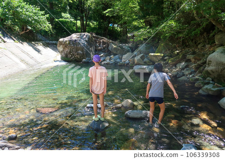 夏季山澗裡玩耍的孩子們 106339308