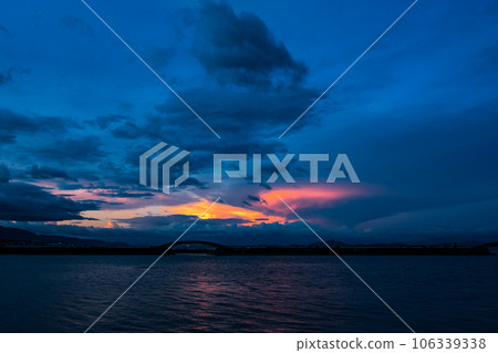 黃昏時琵琶湖的天空被染成橙色 106339338