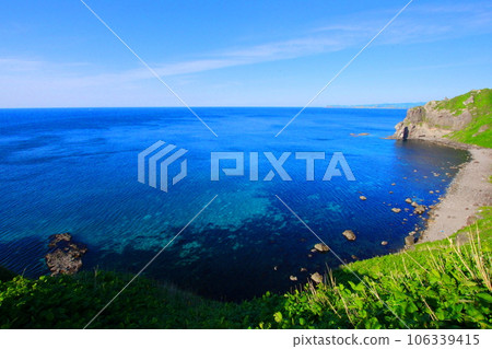 北海道神威岬積丹藍色的大海 106339415