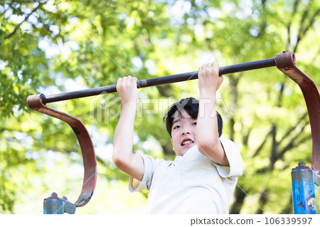 小學生做引體向上 106339597