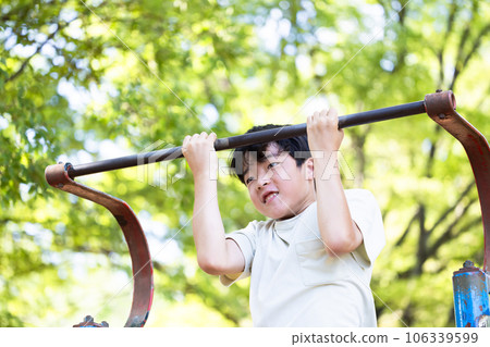 小學生做引體向上 106339599