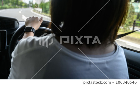 Women driving 106340540