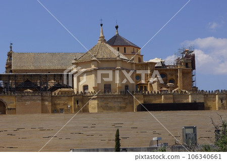 Mezquita seen from Roman Bridge in Cordoba, Spain 106340661