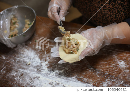 A woman making meat buns 106340681