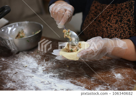 A woman making meat buns 106340682
