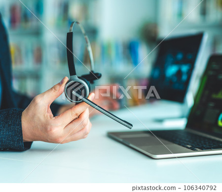 在研究中使用耳機進行視頻會議 106340792