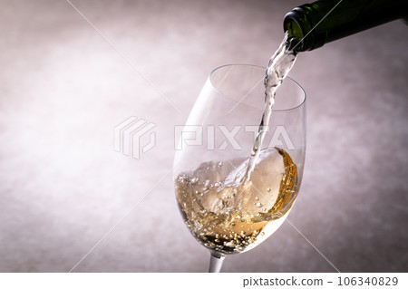 倒白葡萄酒 106340829