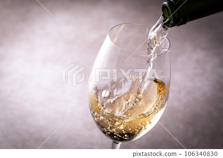 倒白葡萄酒 106340830