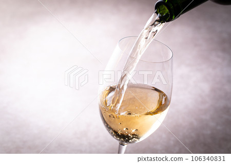 倒白葡萄酒 倒白葡萄酒 106340831