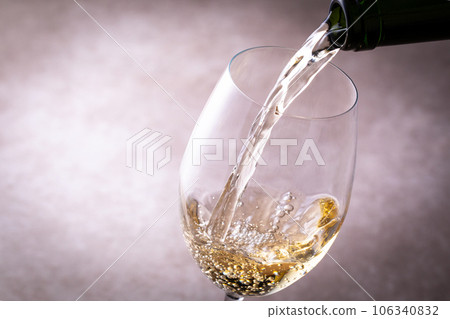 倒白葡萄酒 倒白葡萄酒 106340832