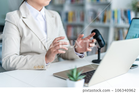 有在線會議的婦女 106340962