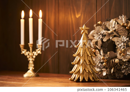 桌面聖誕樹和花環蠟燭聖誕形象 桌面聖誕樹和花環蠟燭聖誕形象 106341465
