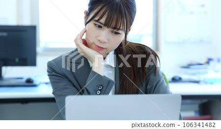 上班沒有動力的女上班族形象 106341482