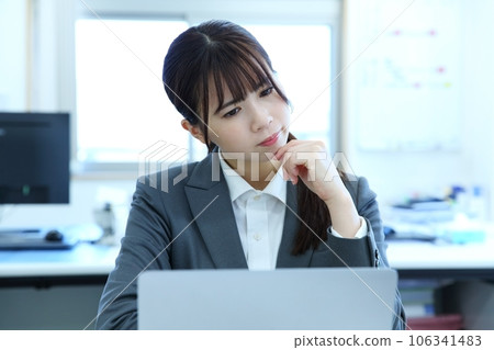 上班沒有動力的女上班族形象 106341483