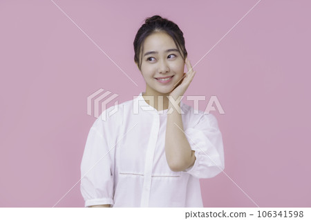 粉紅色背的年輕女子的肖像 粉紅色背的年輕女子的肖像 106341598