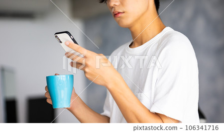 一個年輕人喝咖啡 106341716