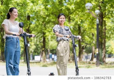 清新的陽光和綠意中,年輕可愛的女人拿著電動滑板清爽地奔跑 | 電動滑板圖片 清新的陽光和綠意中,年輕可愛的女人拿著電動滑板清爽地奔跑 | 電動滑板圖片 106342783