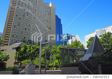 Shinjuku Metropolitan Government North Intersection 106342913