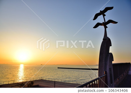 千葉市：絢麗的夕陽與美浜大橋的剪影 106343406