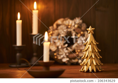 桌面聖誕樹和花環蠟燭之夜聖誕形象 106343629