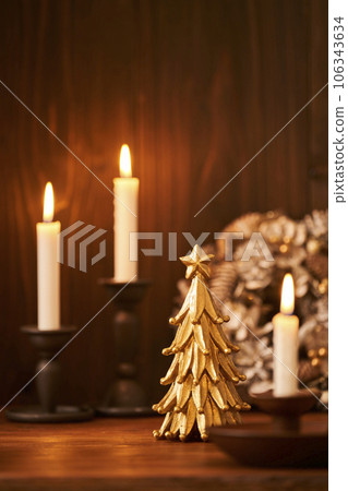 桌面聖誕樹和花環蠟燭之夜聖誕形象 106343634
