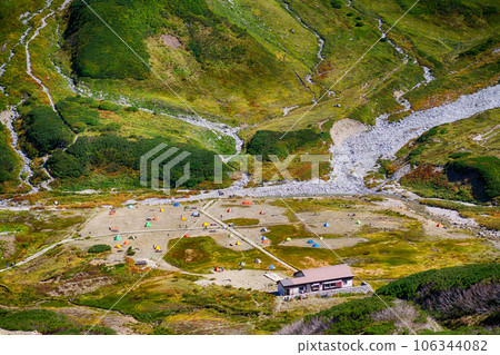 九月初秋高地露營地的 HDR 色調映射 九月初秋高地露營地的 HDR 色調映射 106344082