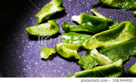 Stir-fried green peppers Stir-fried green peppers 106344402