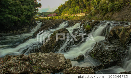 Scenery of Makon Falls in autumn, beautiful autumn leaves, scenery that feels Japanese Scenery of Makon Falls in autumn, beautiful autumn leaves, scenery that feels Japanese 106344785