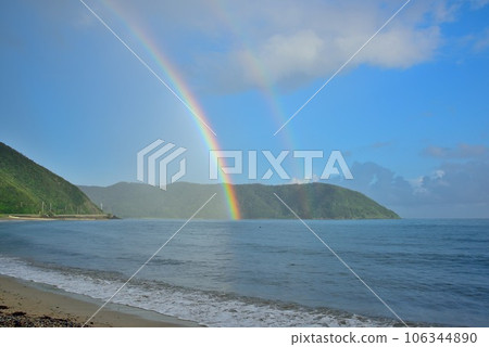 奄美大島 雨後的藍天和海上的彩虹 106344890