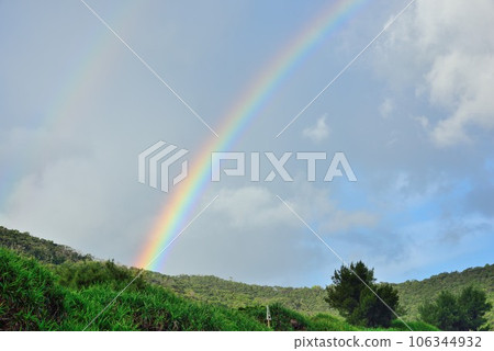 奄美大島 雨後的藍天和海上的彩虹 奄美大島 雨後的藍天和海上的彩虹 106344932