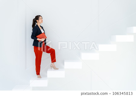 爬樓梯的女商人 106345813