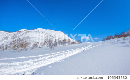 山間雪原中殘留的步道(北海道、俱知安町、岩翁努普利登山口周邊) 山間雪原中殘留的步道(北海道、俱知安町、岩翁努普利登山口周邊) 106345880