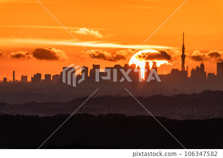 《東京》東京的黎明,太陽從摩天大樓升起 《東京》東京的黎明,太陽從摩天大樓升起 106347582