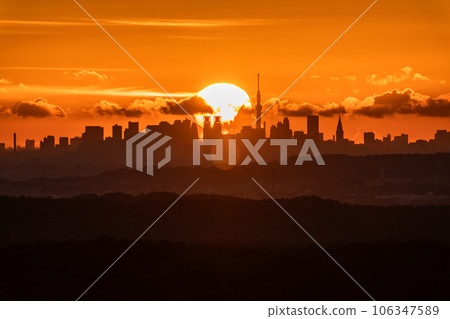 《東京》東京的黎明，太陽從摩天大樓升起 106347589