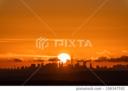 《東京》東京的黎明,太陽從摩天大樓升起 《東京》東京的黎明,太陽從摩天大樓升起 106347592