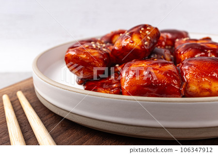 Spicy and Sweet Rice Cake Stick Tteokbokki 106347912