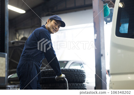 Mechanic servicing a car 106348202