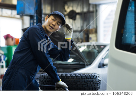 Mechanic servicing a car 106348203