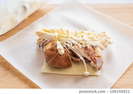 mushroom cheese spring rolls 106348852