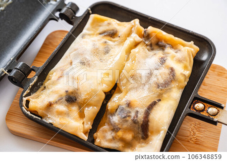 在熱三明治機中烘烤的蘑菇奶酪春捲 106348859