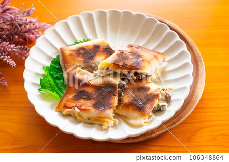 Cut mushroom cheese spring rolls 106348864